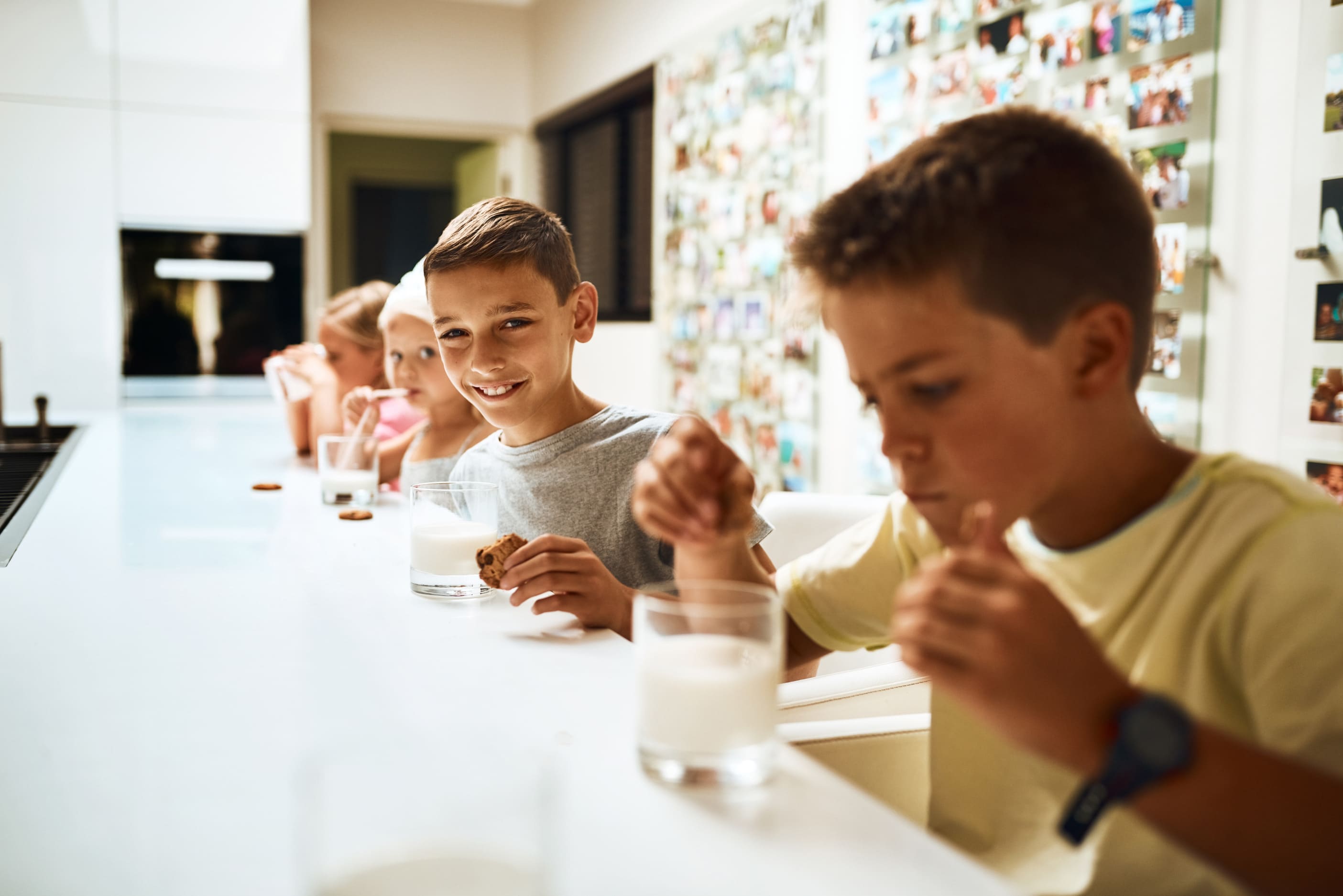 Crianças felizes bebendo leite com biscoitos - Respeito pelo consumidor
