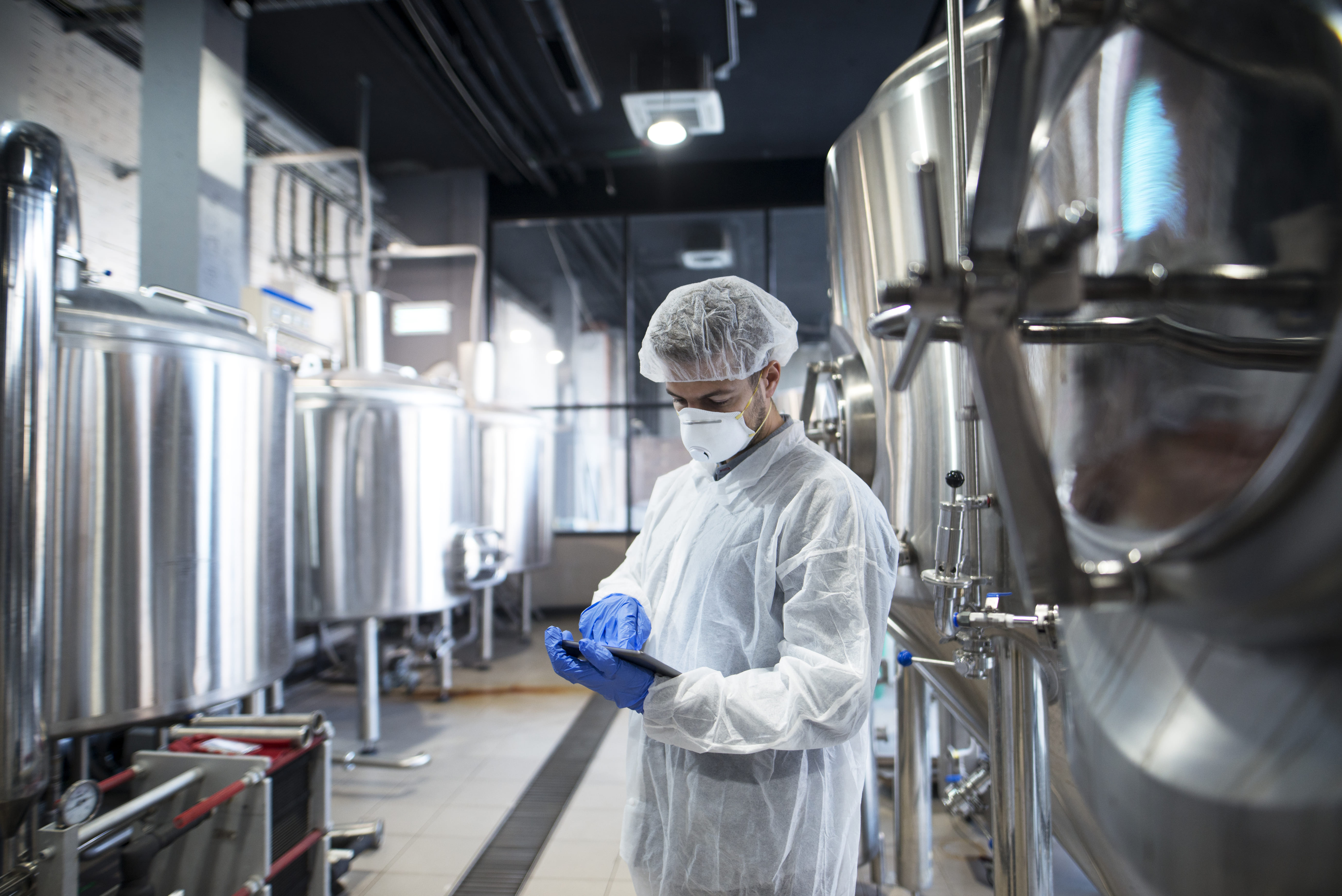 Tecnólogo profissional verificando qualidade em planta de produção de leite